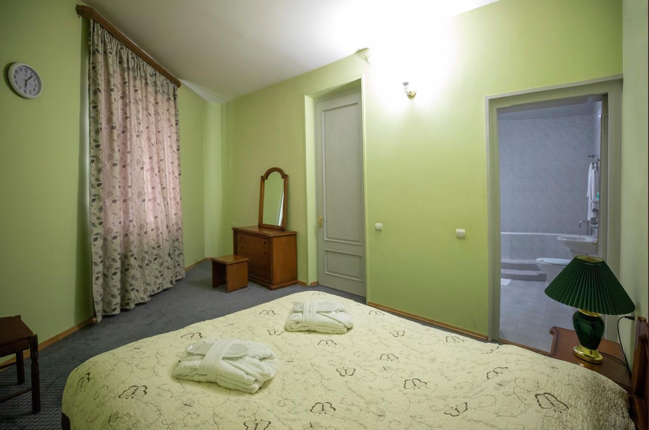Leader Hotel Гори Экстерьер фото