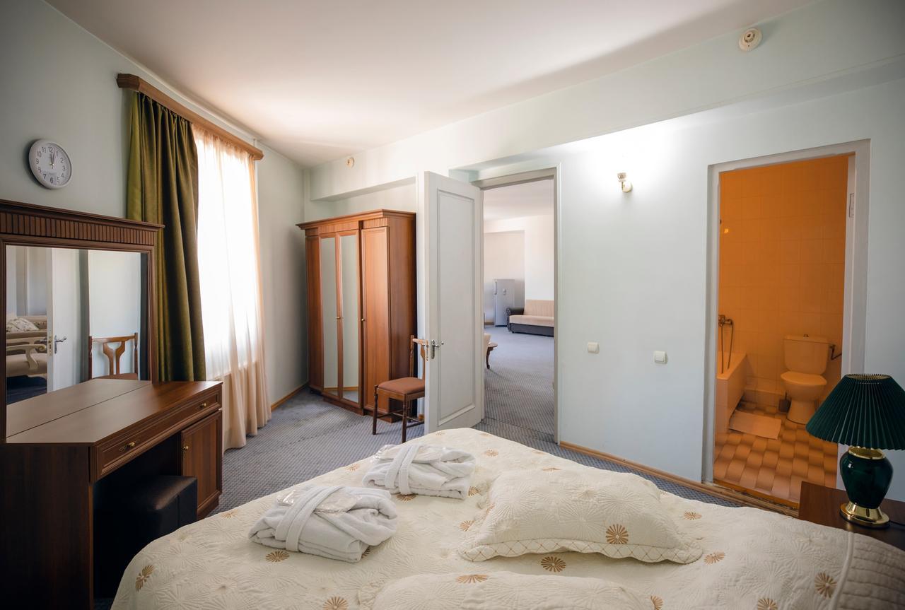 Leader Hotel Гори Экстерьер фото