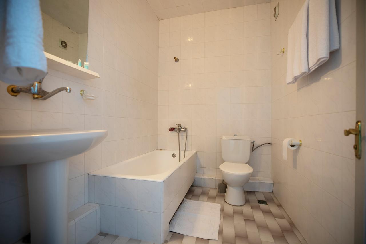 Leader Hotel Гори Экстерьер фото