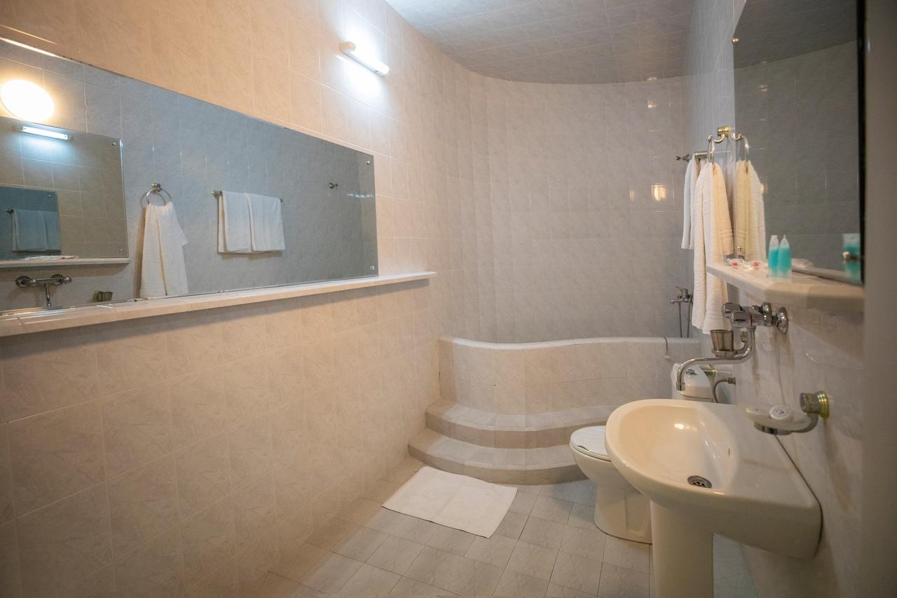 Leader Hotel Гори Экстерьер фото
