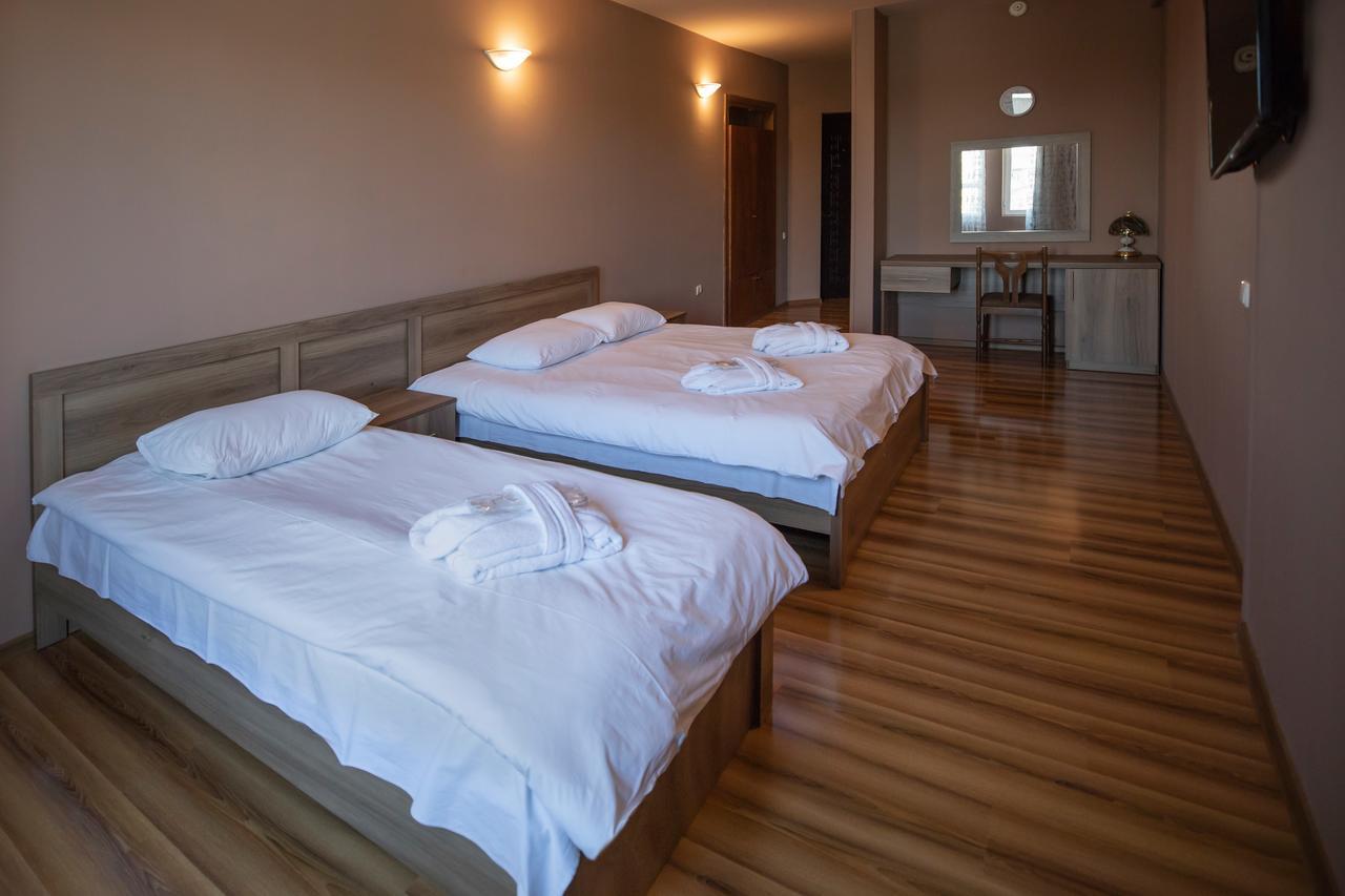 Leader Hotel Гори Экстерьер фото